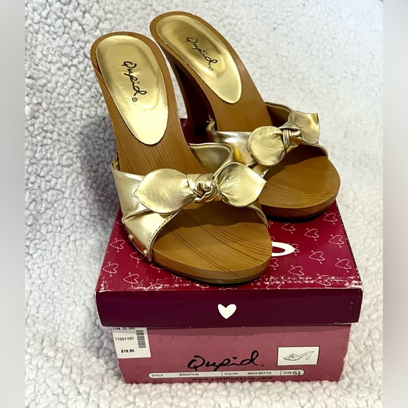 Qupid Gold Heels
Women’s Size 6 1/2 - Picture 3 of 7
